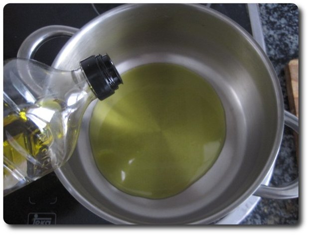 En este punto echamos unas 3 cucharadas de aceite de oliva virgen extra en una cazuela. Lo pondremos a fuego medio.