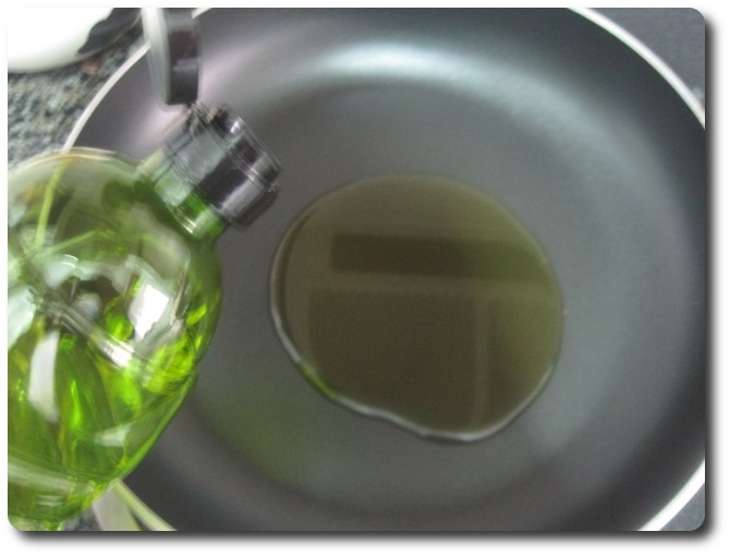 Echamos 2 cucharadas de aceite de oliva virgen extra en una sartén amplia.